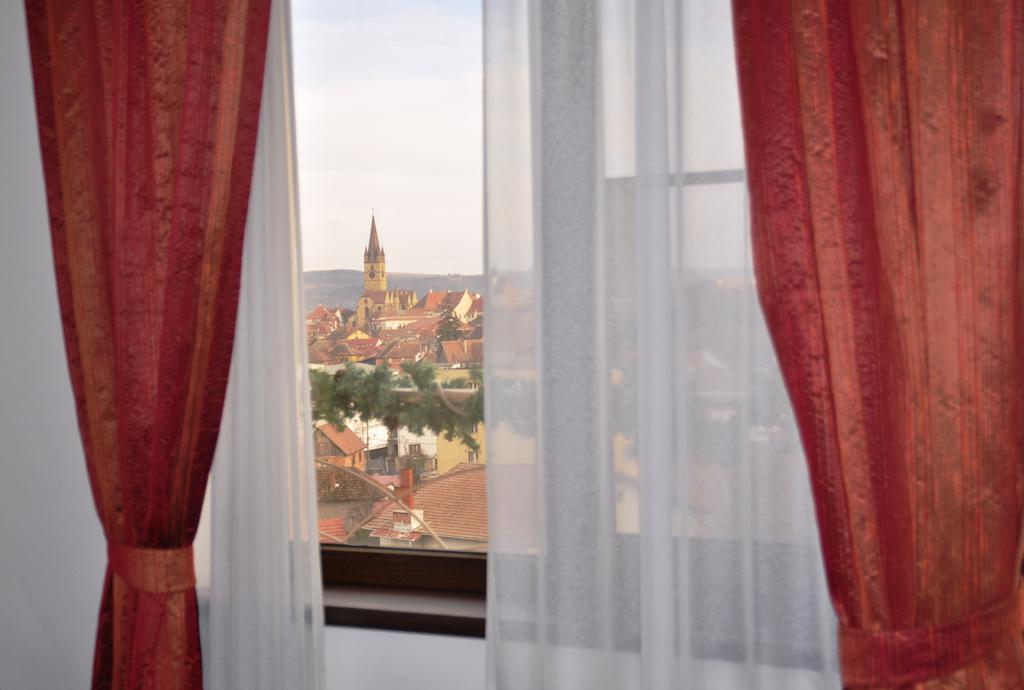 Hotel Roberts Sibiu Buitenkant foto
